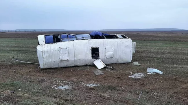В Темрюкском районе Краснодарского края утром 9 декабря перевернулся вахтовый автобус