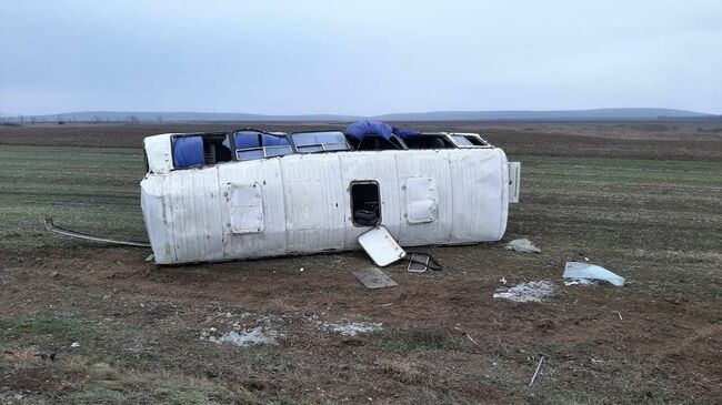 В Темрюкском районе Краснодарского края утром 9 декабря перевернулся вахтовый автобус