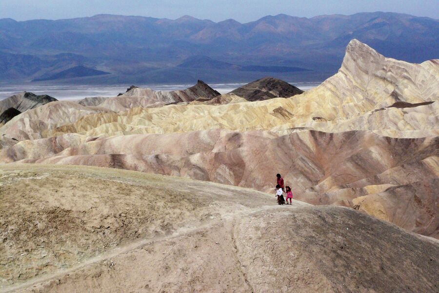 Туристы в Национальном парке «Долина смерти» в США