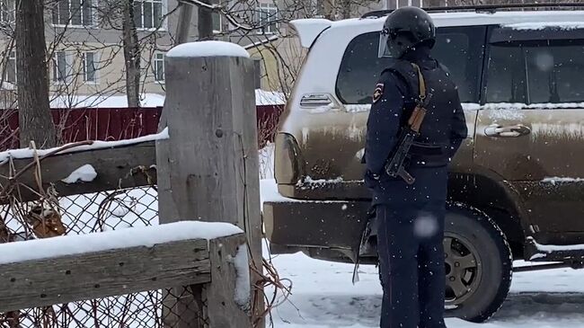 Задержание двух студентов, планировавших нападение на техником на Сахалине. Стоп-кадр с видео