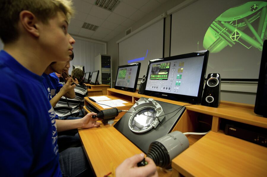 Учащиеся на занятия по стыковке в Космоцентре в Центре подготовки космонавтов имени Ю.А. Гагарина