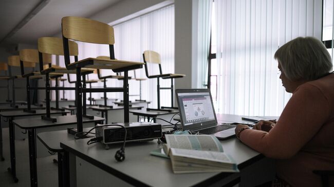 Учительница во время онлайн урока в одной из школ в Москве