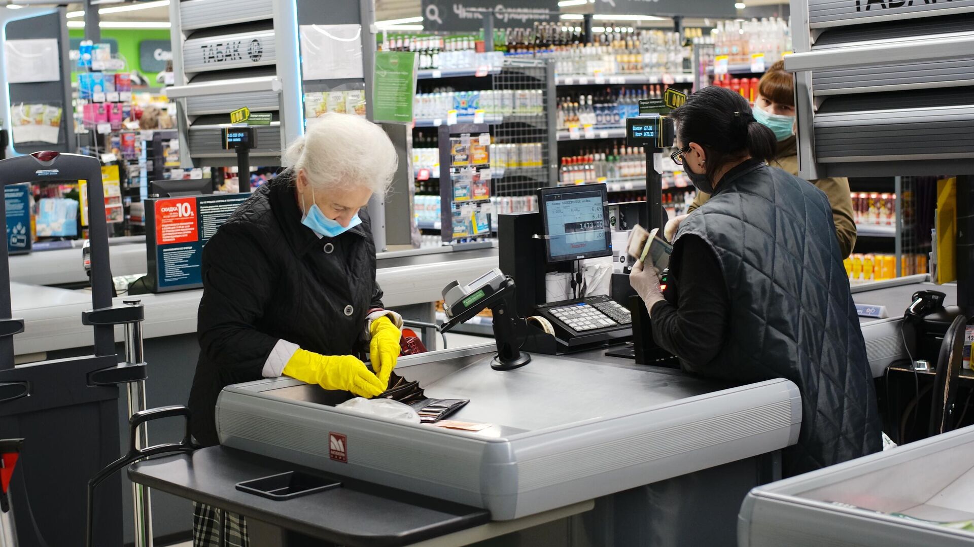 Покупатель оплачивает покупки на кассе в супермаркете Перекресток - РИА Новости, 1920, 13.05.2021