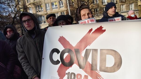 Участники акции против вакцинации от коронавируса во Львове