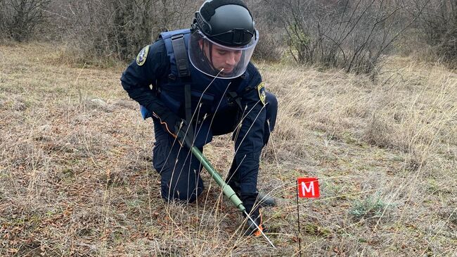 Пиротехники МЧС России проводят разминирование в районе села Очапняк в пригороде Степанакерта