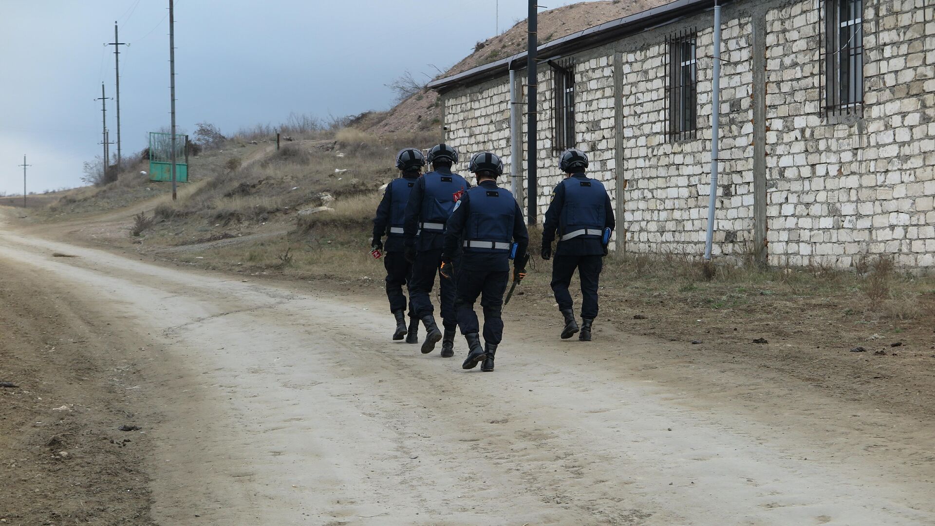 Пиротехники МЧС России проводят разминирование в районе села Очапняк в пригороде Степанакерта - РИА Новости, 1920, 31.12.2020