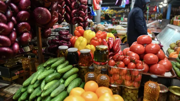 Продажа овощей и фруктов на Ялтинском овощном рынке