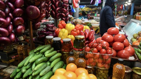 Продажа овощей и фруктов на Ялтинском овощном рынке