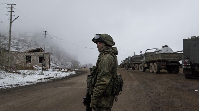 Блокпост российских миротворцев на въезде в город Шуша 