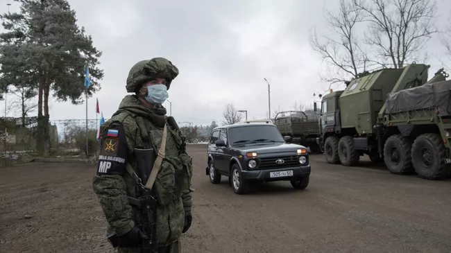 Блокпост российских миротворцев на въезде в город Шуша 