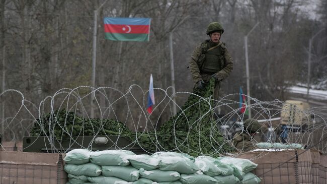 Блокпост российских миротворцев на въезде в город Шуша 