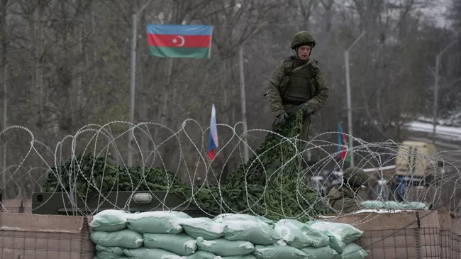 Блокпост российских миротворцев на въезде в город Шуша 