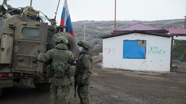 Блокпост российских миротворцев на въезде в город Шуша 