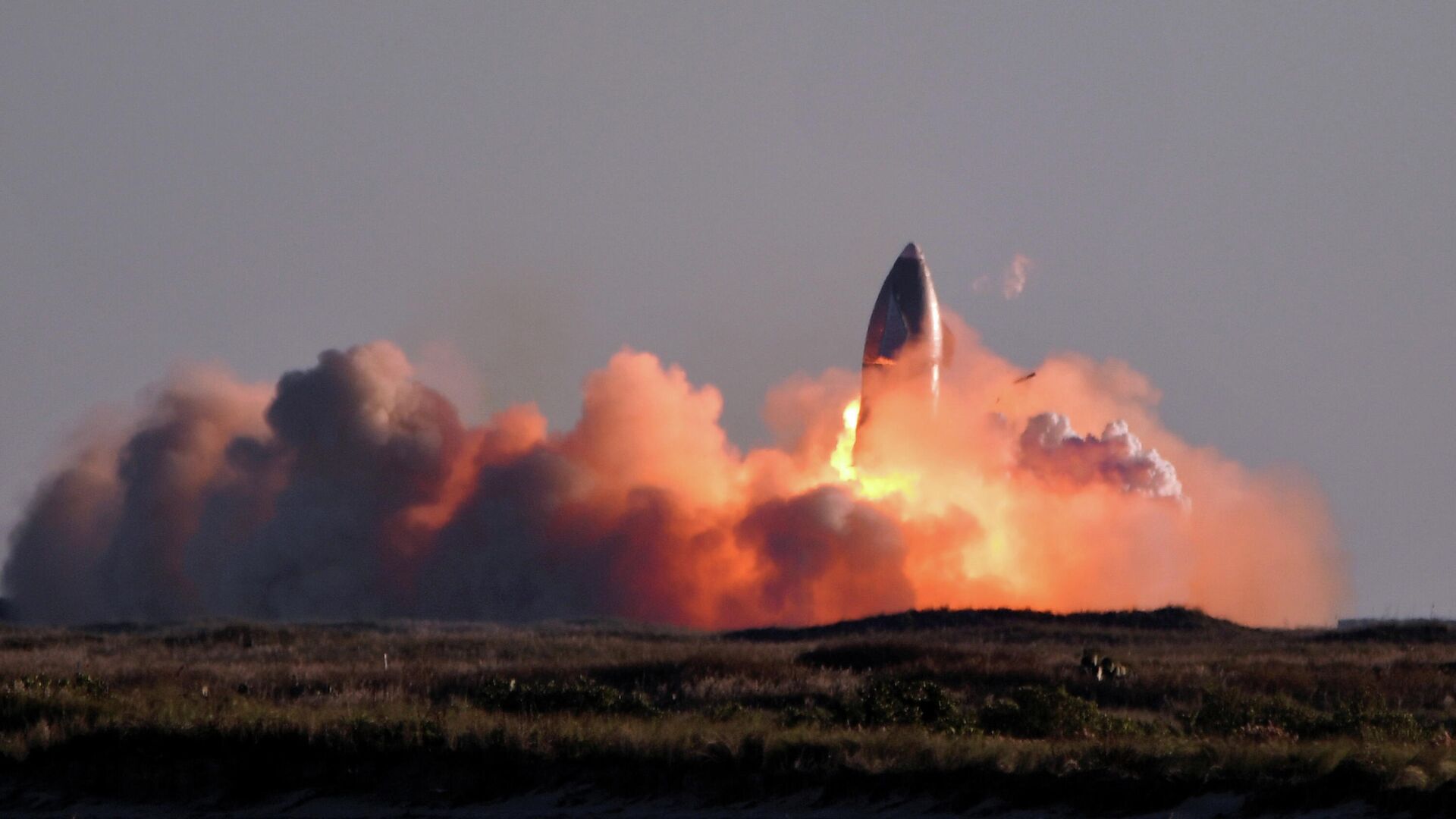 Сверхтяжелая ракета Starship SN8 компании SpaceX взрывается во время попытки обратной посадки в Бока-Чика. 9 декабря 2020 - РИА Новости, 1920, 10.12.2020