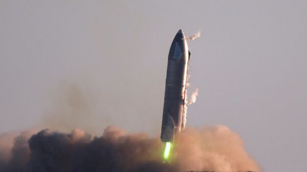 Сверхтяжелая ракета Starship SN8 компании SpaceX перед взрывом во время попытки обратной посадки в Бока-Чика
