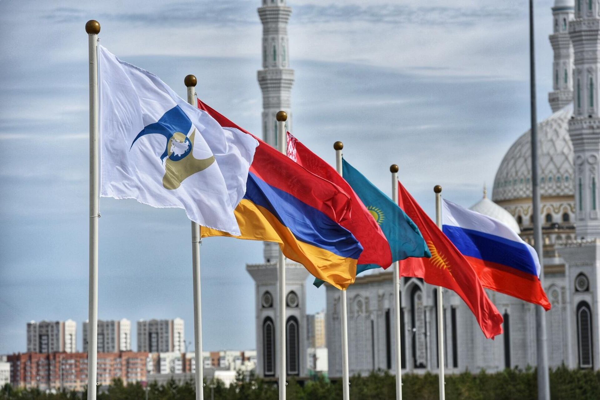 Флаги России, Киргизии, Казахстана, Белоруссии, Армении, а также с символикой Евразийского экономического союза (ЕАЭС) - РИА Новости, 1920, 27.04.2022