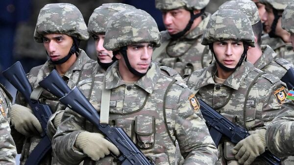 Военнослужащие азербайджанской армии перед военным парадом в Баку