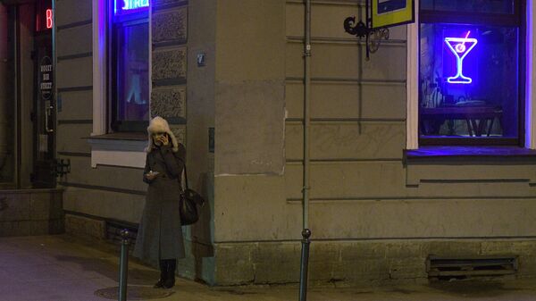 Женщина у одного из кафе в Санкт-Петербурге