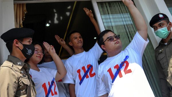 Активисты в Таиланде, выступающие за отмену статьи 112 уголовного кодекса Таиланда, которая наказывает оскорбление монархии тюремным сроком