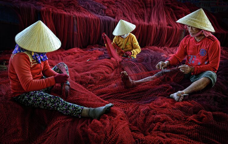 Работа фотографа Ly Hoang Long Red Net Mending в номинации Люди