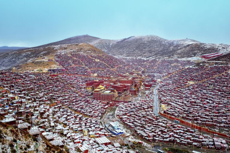 Работа фотографа Wang Wenwei Seda Sacred Land в номинации Место