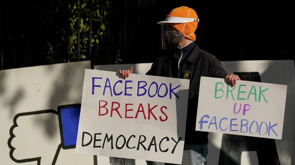 Демонстрант около штаб-квартиры генерального директора Facebook Марка Цукерберга
