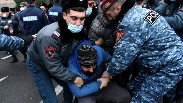 Сотрудники правоохранительных органов задерживают участников акции протеста в Ереване