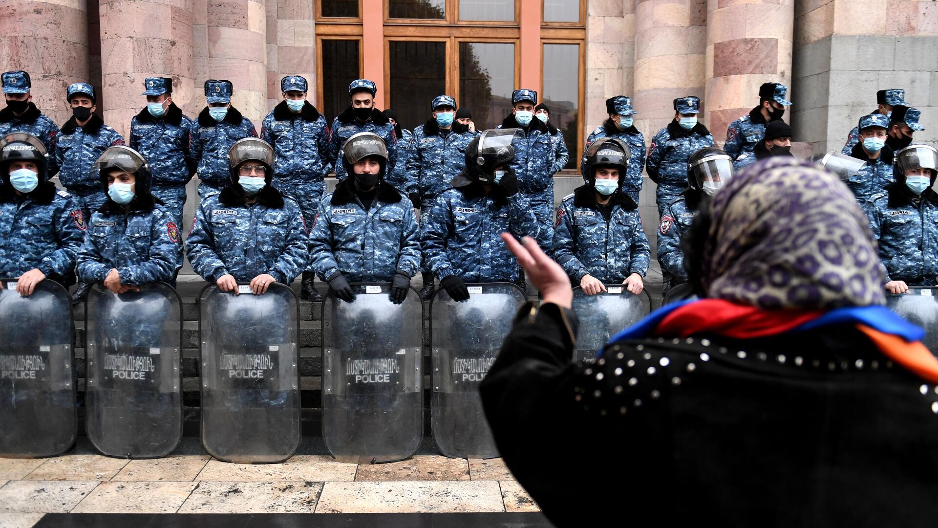 Сотрудники полиции следят за соблюдением порядка во время акции протеста в Ереване - РИА Новости, 1920, 16.12.2020
