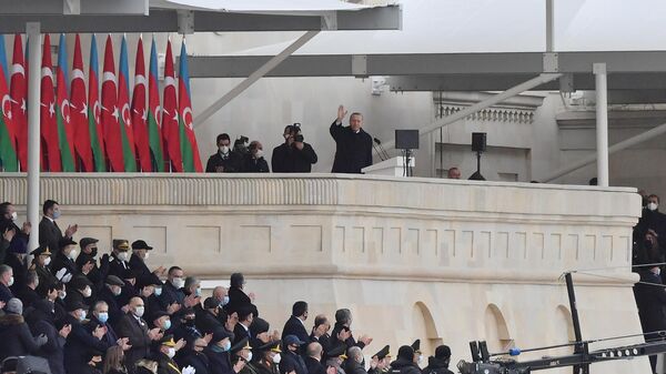 Президент Турции Реджеп Тайип Эрдоган выступает на военном параде в Баку