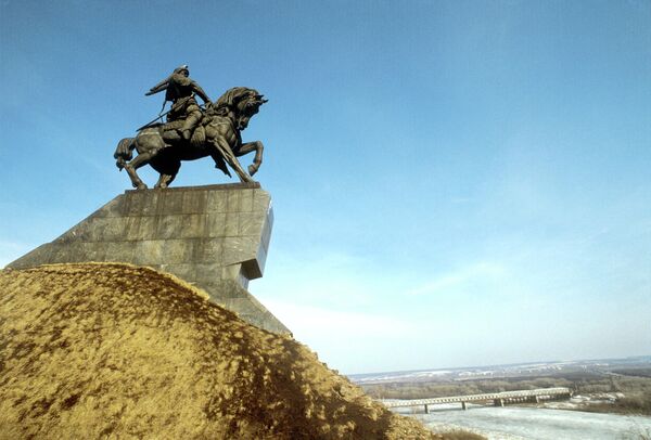 Памятник народному герою Башкирии, поэту Салавату Юлаеву стоит на берегу реки Белой