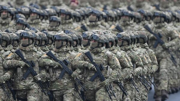 Азербайджанские военнослужащие на параде в Баку