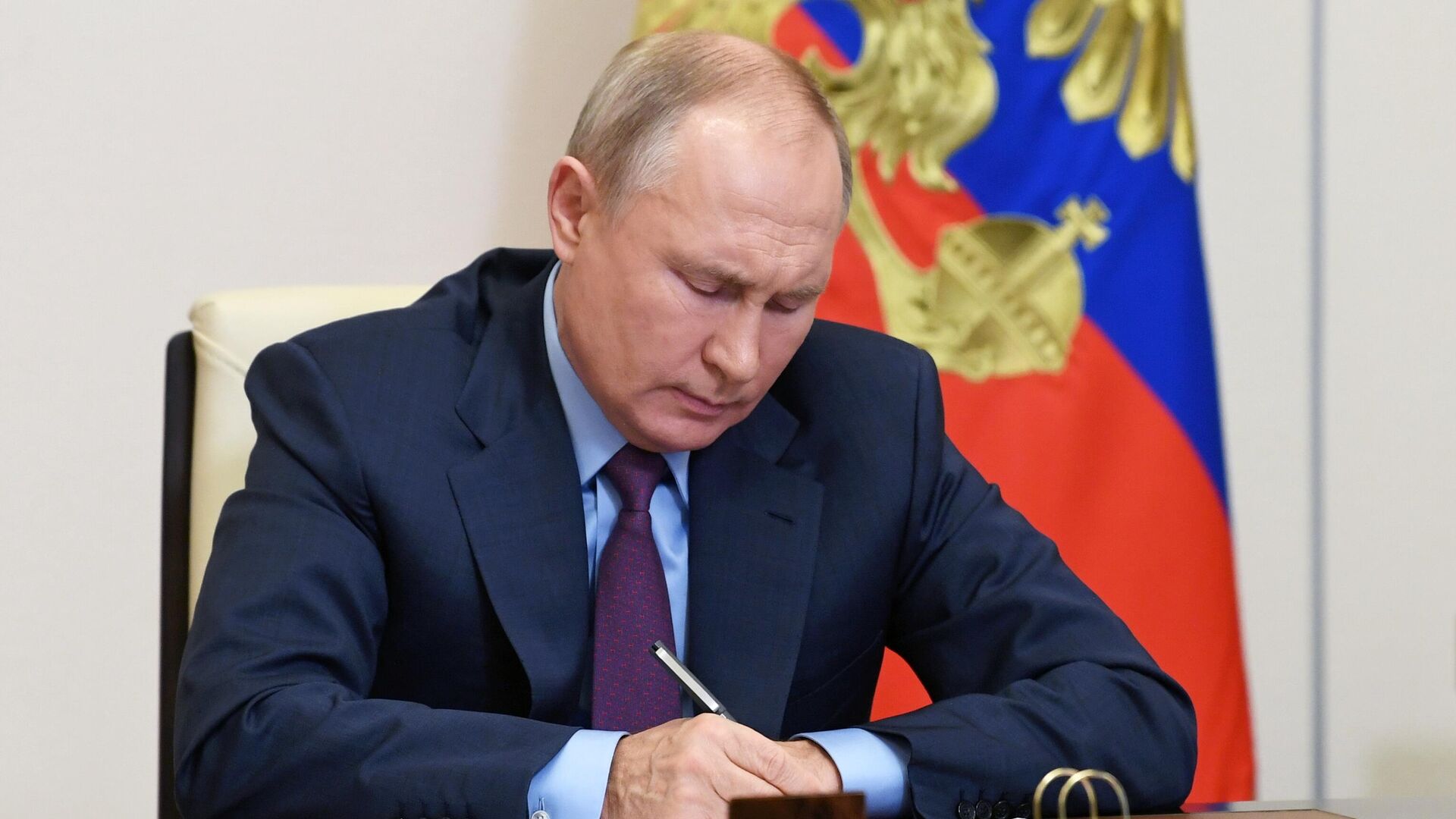 Путин поручил допустить товары из ДНР и ЛНР к госзакупкам