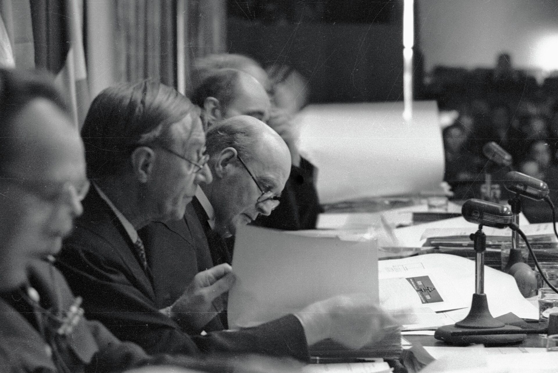 Председатель Международного Военного Трибунала лорд Лоуренс (3 слева) в зале заседаний на Нюренбергском процессе - РИА Новости, 1920, 10.12.2020