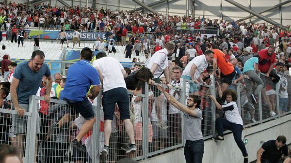 Столкновение болельщиков после футбольного матча группы B Евро-2016 между сборными Англии и России на стадионе Велодром в Марселе