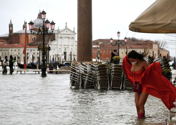Модель на затопленной площади Святого Марка в Венеции