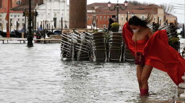 Модель на затопленной площади Святого Марка в Венеции
