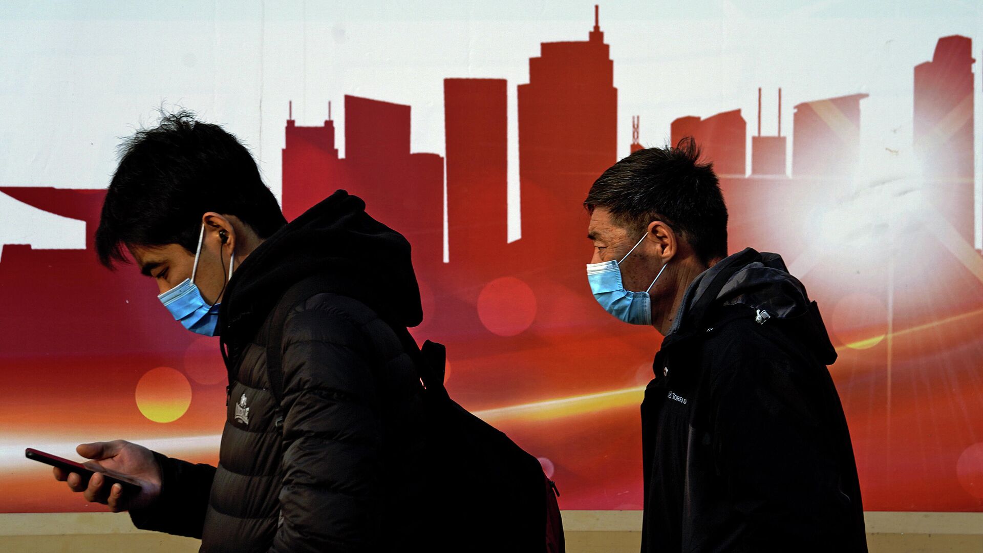 Люди в защитных масках на улице в Пекине, Китай  - РИА Новости, 1920, 20.01.2021