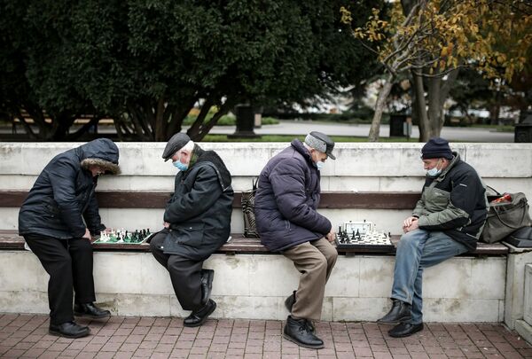 Мужчины играют в шахматы на Приморском бульваре в Севастополе