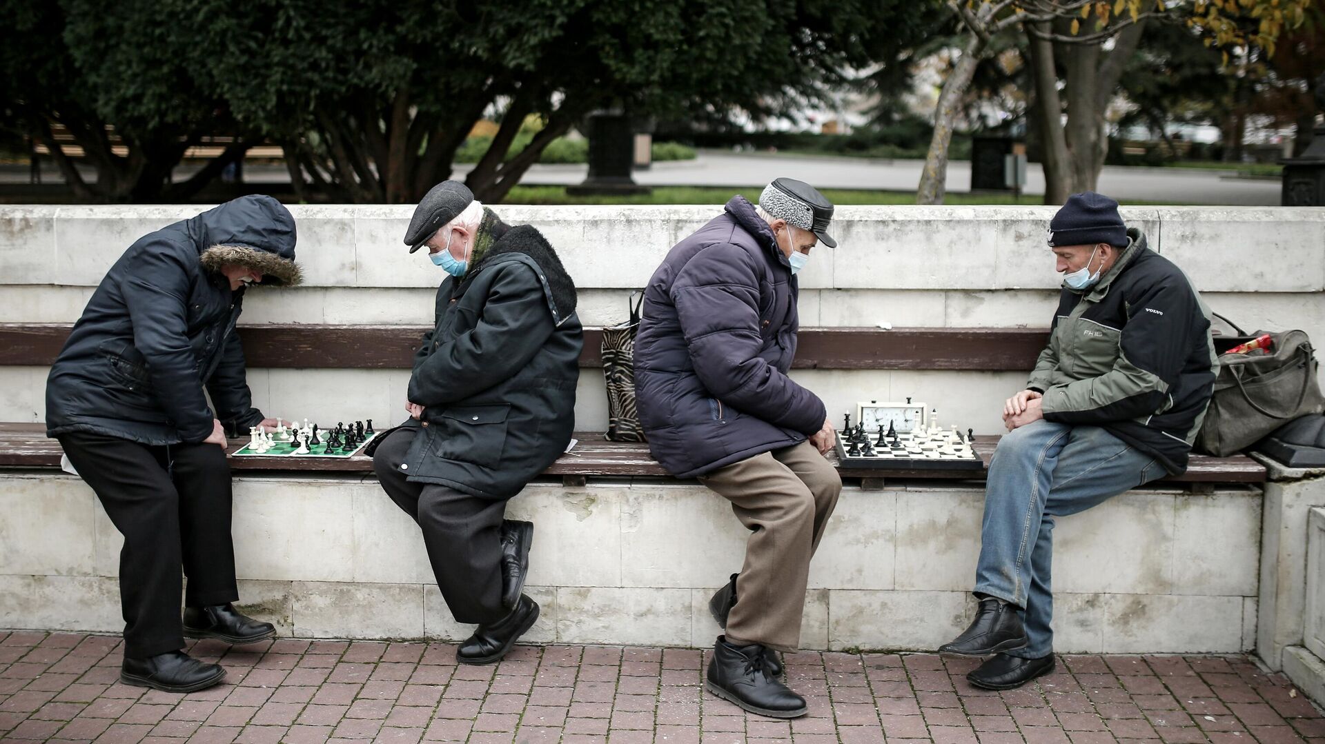 Мужчины играют в шахматы на Приморском бульваре в Севастополе - РИА Новости, 1920, 19.01.2021