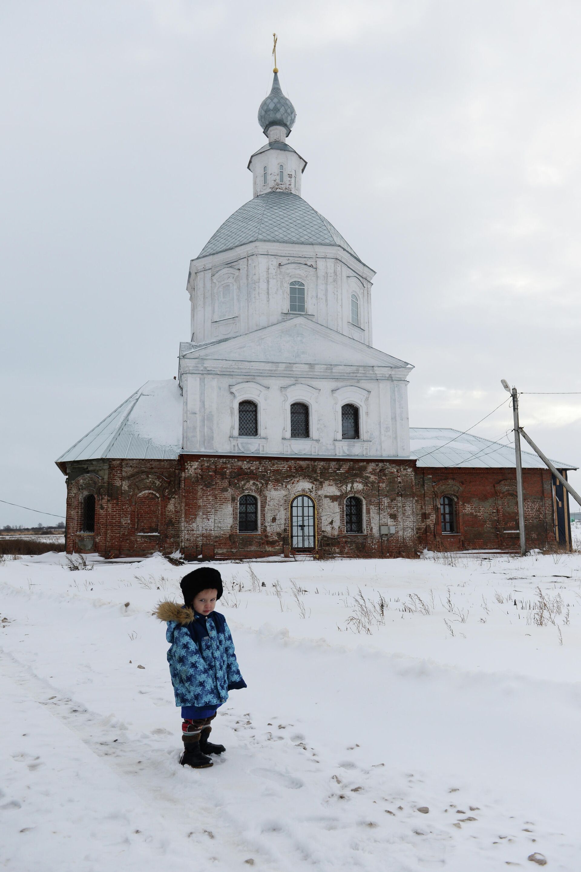 Мальчик у церкви Василия Великого в селе Кистыш - РИА Новости, 1920, 10.12.2020