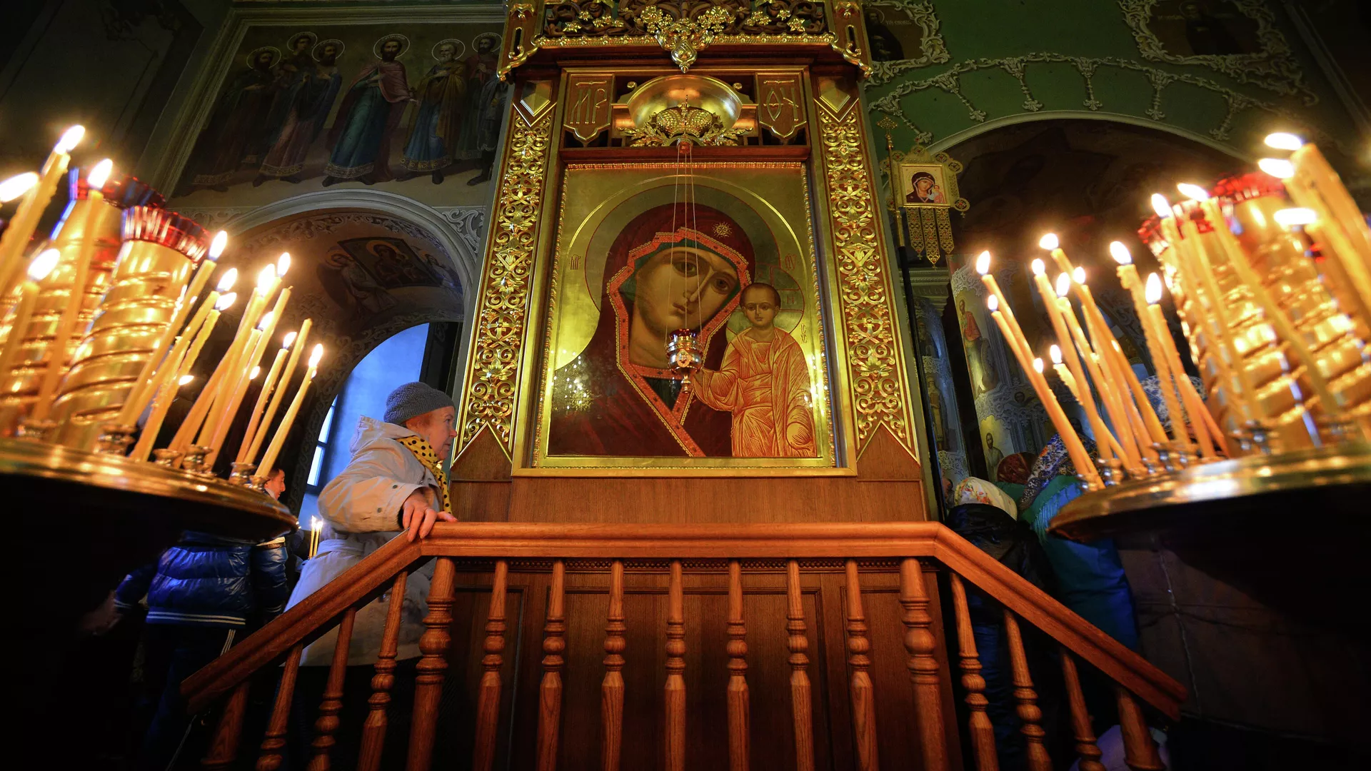 Верующие в Благовещенском соборе перед началом крестного хода в праздник Казанской иконы Божией Матери в Казани - РИА Новости, 1920, 03.07.2024