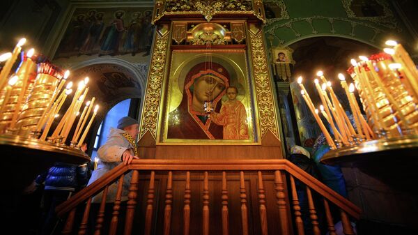 Верующие в Благовещенском соборе перед началом крестного хода в праздник Казанской иконы Божией Матери в Казани