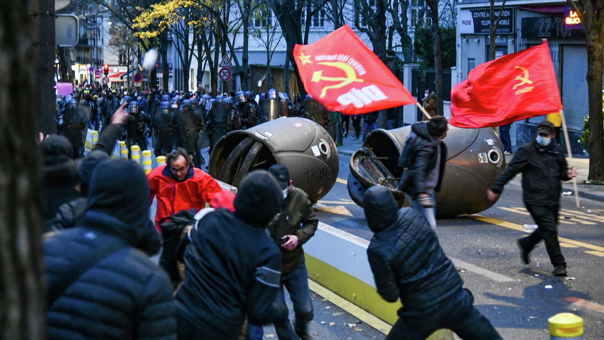 Сотрудники полиции и участники акции протеста против законопроекта О глобальной безопасности в Париже - РИА Новости, 1920, 12.12.2020