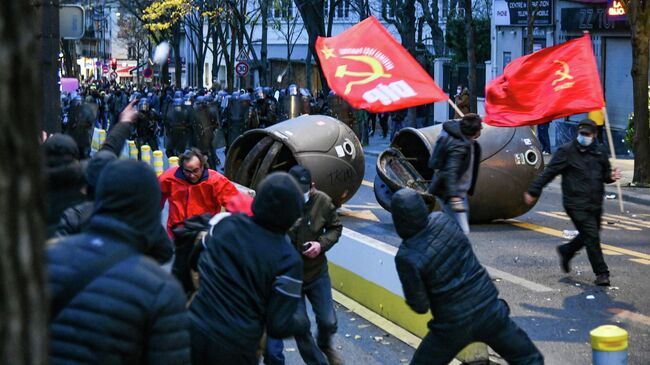 Сотрудники полиции и участники акции протеста против законопроекта О глобальной безопасности в Париже