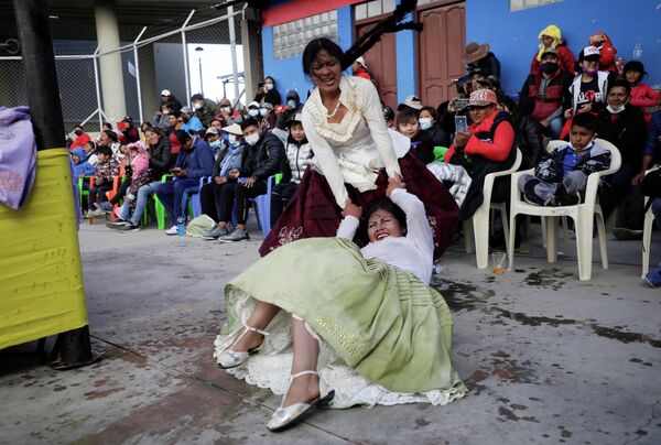 Женщины-борцы во время поединка в Боливии