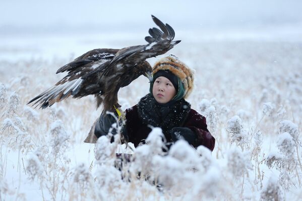 Участник соколиной охоты в Казахстане 