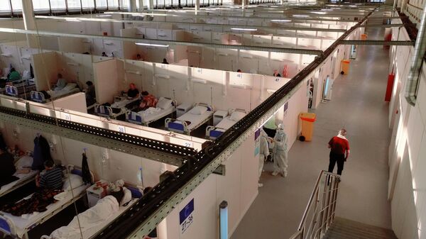 Отделение больных средней тяжести во временном госпитале для больных COVID-19, организованном в выставочном комплексе Ленэкспо