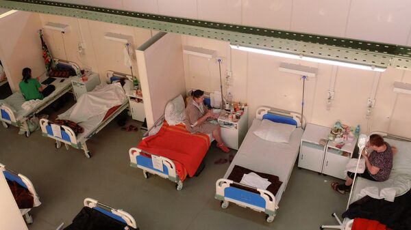 Отделение больных средней тяжести во временном госпитале для больных COVID-19, организованном в выставочном комплексе Ленэкспо