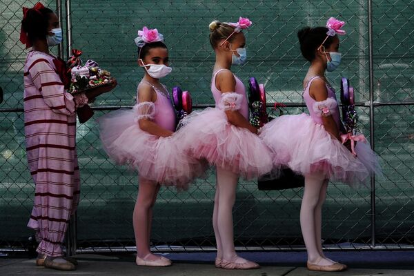 Учащиеся балетной школы Сан-Диего за кулисами спектакля Щелкунчик во время выступления на парковке в Сан-Диего