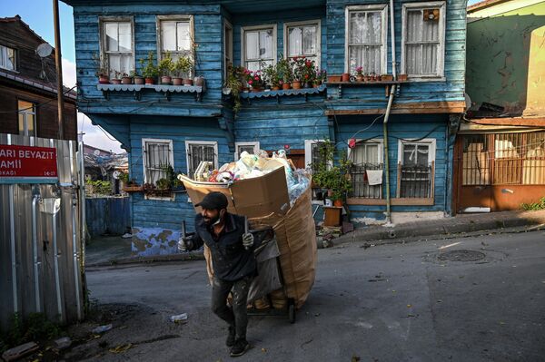 Сборщик мусора во время комендантского часа в Стамбуле 
